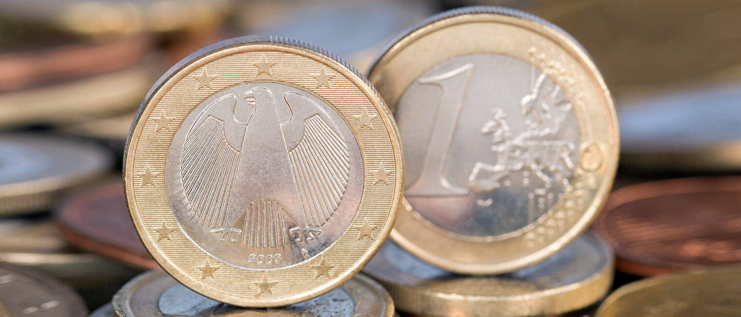 Eine ein Euro Münze aus Deutschland Schlagwort(e): Geld, Euro, Deutschland, Münze, 1, ein, Münzen, Währung, Euros, zahlen, bezahlen, Finanzen, Business, Wirtschaft, Finanzierung, finanzieren, Bank, Banken, EU, Europäische Union, Europa, Geldmünze, Geldmünzen
