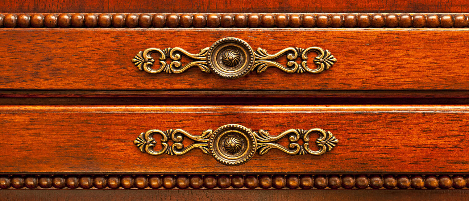 Ornate handles on wooden cabinet doors closeup Schlagwort(e): handles, cabinet, antique, furniture, hardware, knobs, closeup, brass, door, wooden, ornate, fancy, metal, knob, two, decorative, close, detail, details, round, wood, brown, carpentry, craftsmanship, closed, vintage, cherry, red, luxury, doors, decor, woodworking, stained, finished, design, dresser, storage, old, handle, retro, decoration, interior, decorating, pulls