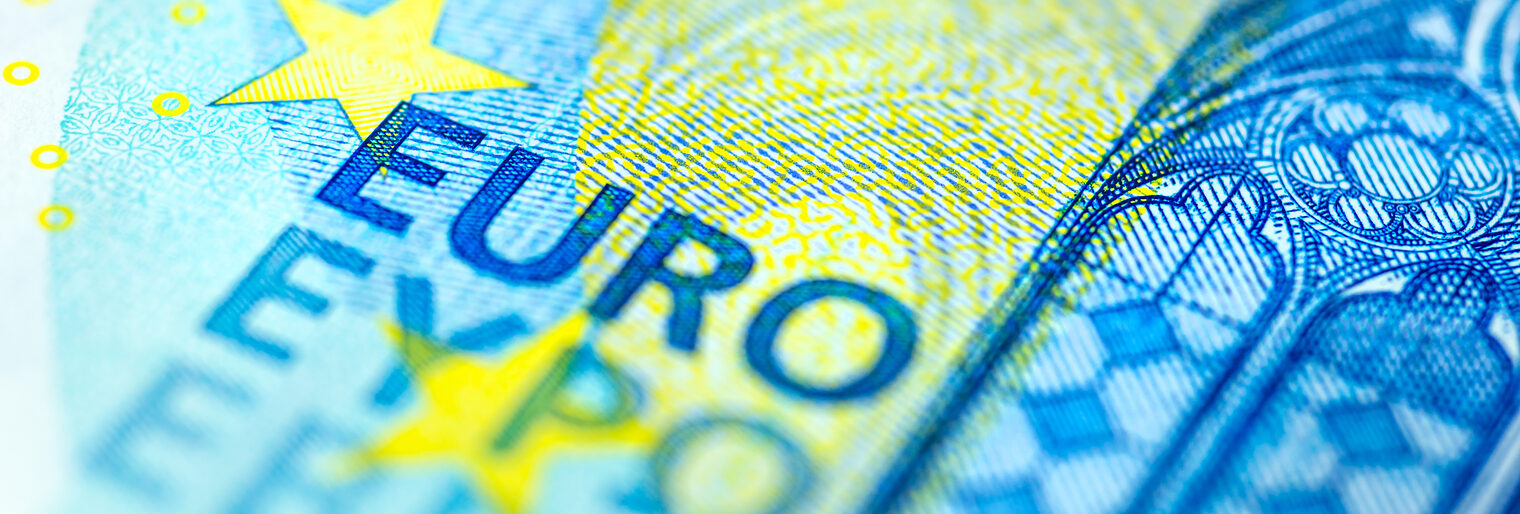 Geld / Euro-Banknote in einer Makroaufnahme. Bild: AB Visual Arts / stock.adobe.com