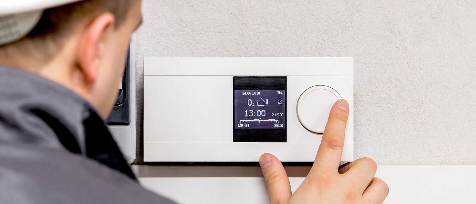 Einstellung eines Thermostats für die Heizung. Bild: Kaspars Grinvalds / stock.adobe.com