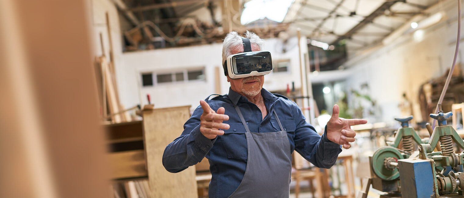 Handwerker in der Werkstatt mit Virtual-Reality-Brille. Bild: Robert Kneschke / stock.adobe.com