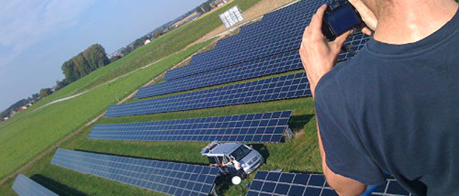 Imagekampagne: Auch hier steckt Handwerk drin. Ein Fotograf lichtet eine Solarteurin in einem Solarfeld ab. Bild: ZDH