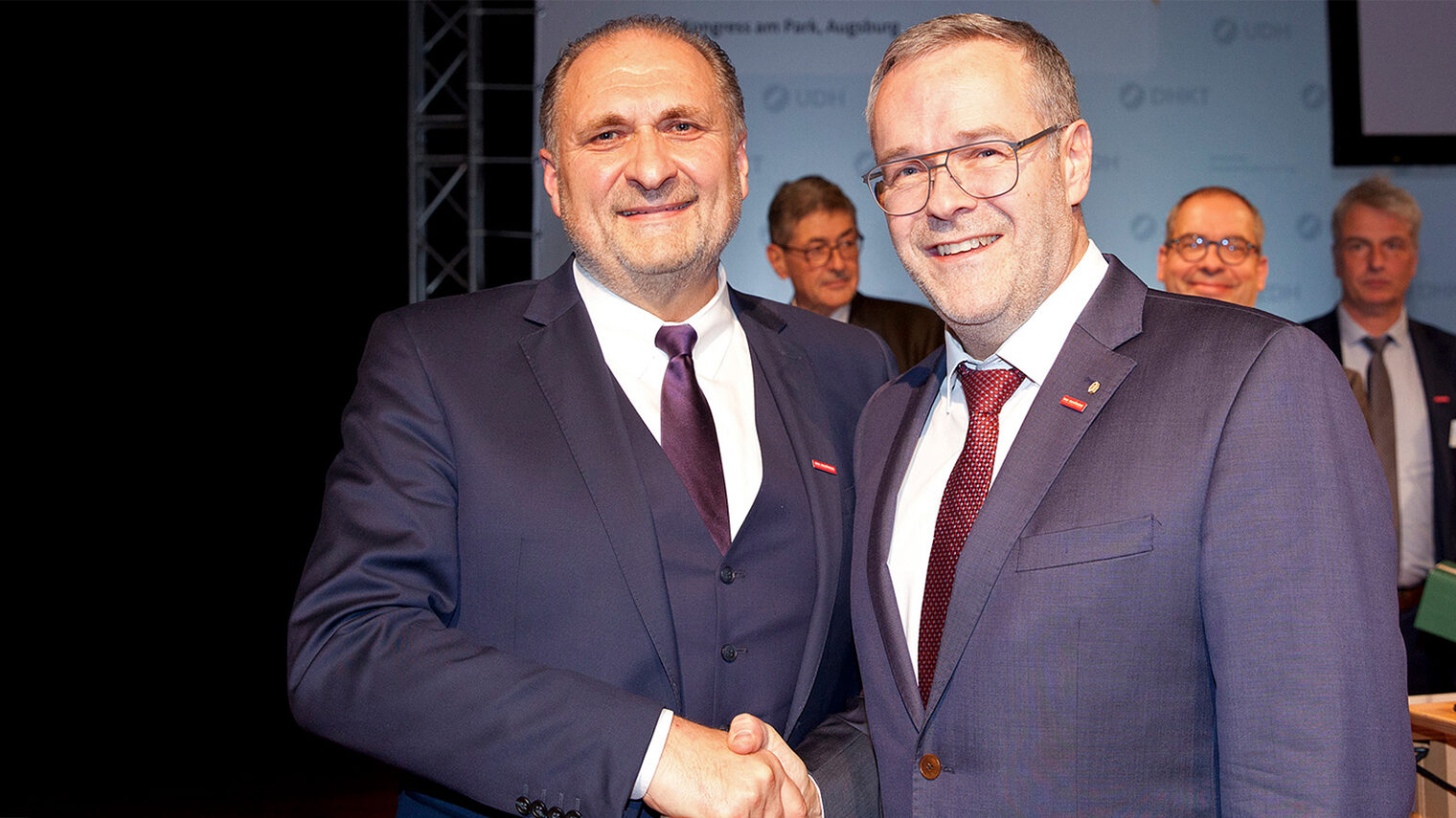 Der scheidende ZDH-Präsident Hans Peter Wollseifer (links) gratuliert seinem Nachfolger Jörg Dittrich. 