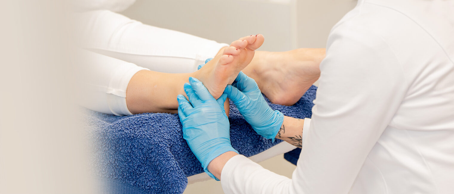 Kosmetikerin bei der Fußpflege. Bild: lookbook.photo
