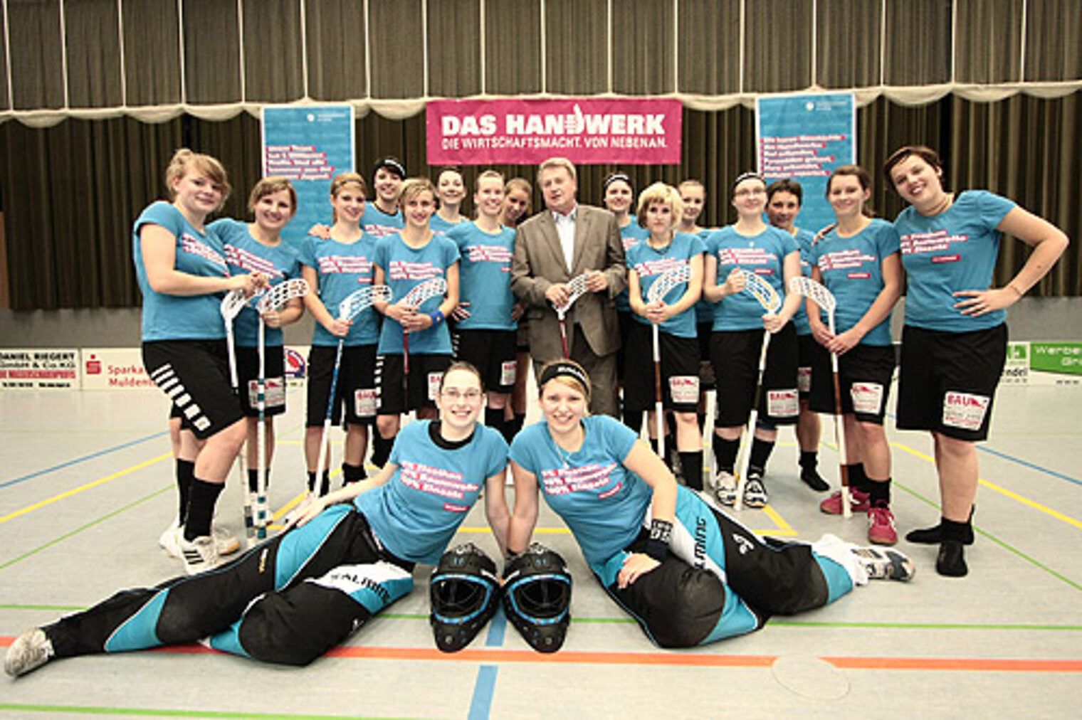 Handwerkskammerpräsident Joachim Dirschka inmitten der deutschen Meisterinnen im Floorball vom MFBC Wikinger Grimma