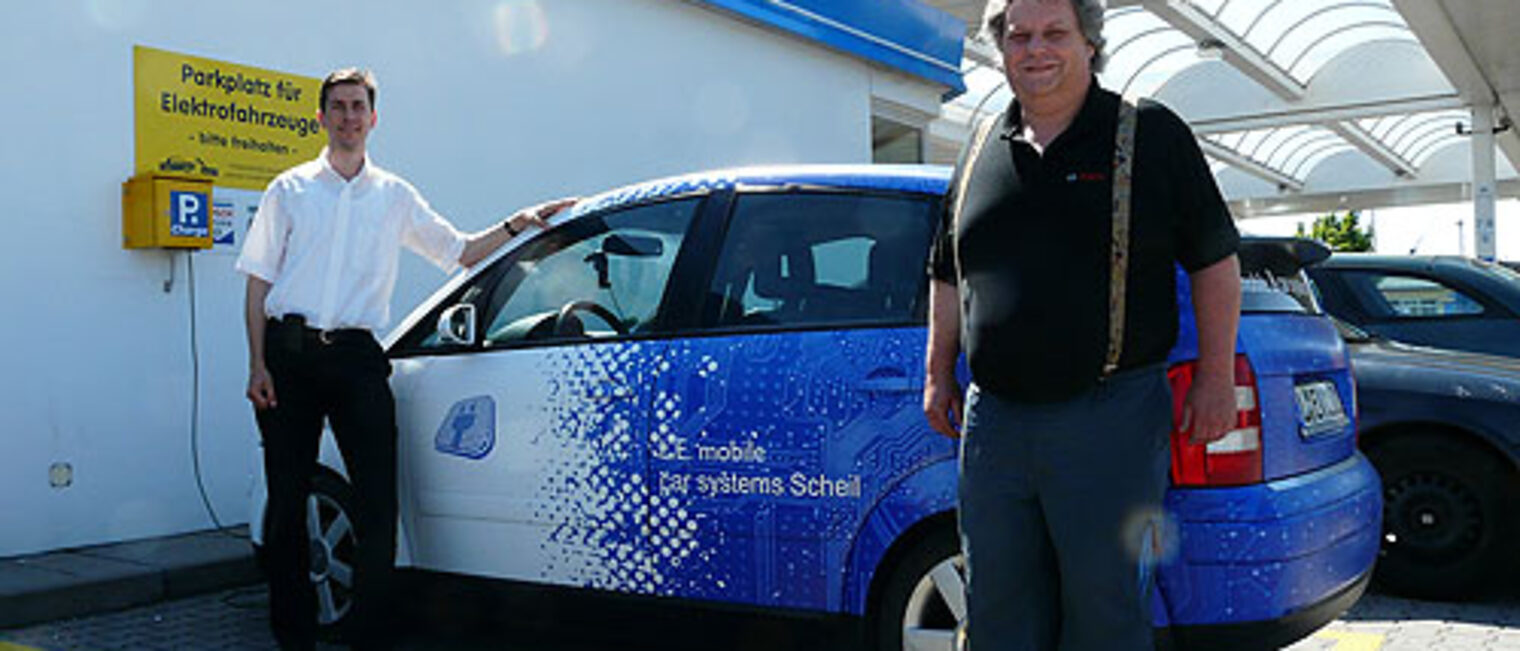 Swen Streubel (links) betankt sein erstes eigenes Fahrzeug: Einen von Jens Scheil umgerüsteten Audi A2.