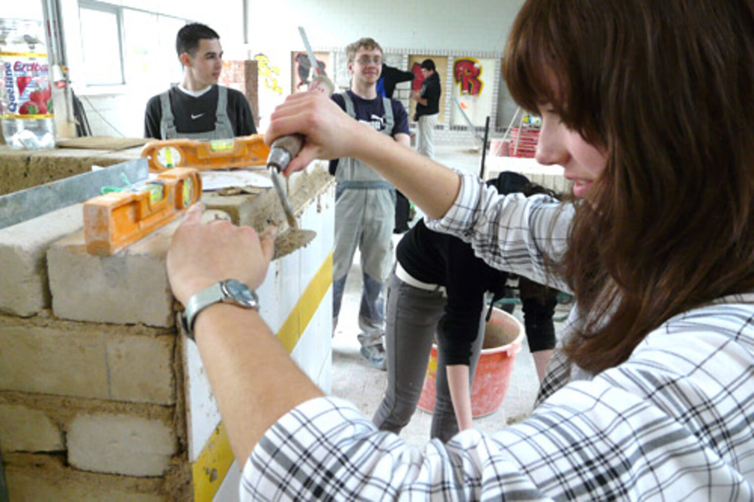 Girls' Day 2009 im BTZ: Im Baubereich fließten die jungen Frauen unter Aufsicht der Lehrlinge.