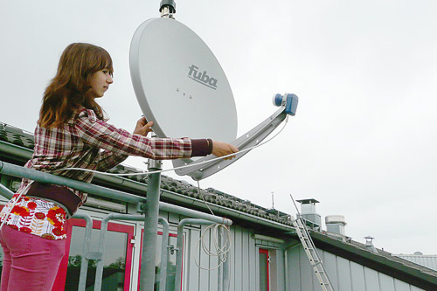 Girls' Day 2009 im BTZ: Im Elektrobereich musste eine Fernsehantenne auf dem Dach des BTZ justiert werden.