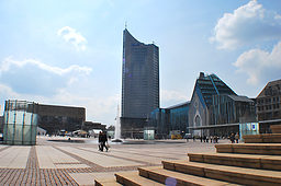 Der Augustusplatz in Leipzig mit Paulinum und Uniriese