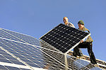 Installation einer Solaranlage. Bild: fotolia.com - Harald Lange