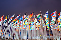 national flags of countries all over the world at night Schlagwort(e): flags, world, global, international, united, nations, national, country, night, sky, symbol, landmark, wind, banner, culture, blue, many, business, group, diplomacy, flying, uk, traditional, france, governments, meeting, patriotism, unity, usa, germany, russia, canada, organized, community, organization, finance, waving, celebration, blur, different, italy, expo, universal, exposition