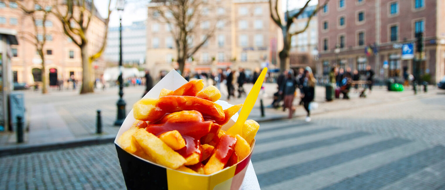 Holding trypical belgian fries in hand in the streets of Brussels Schlagwort(e): fries, frits, chips, brussels, belgium, snack, fast food, people, restaurant, street, french, belgian, food, potato, golden, fast, portion, greasy, yellow, lunch, traditional, meal, frit, ketchup, pommes, stand, junk, cuisine, salty, prepared, potatoes, takeaway, europe, urban, outdoors, fastfood, tourism, tourist, outside, city, trees, street, first person, holding, hand