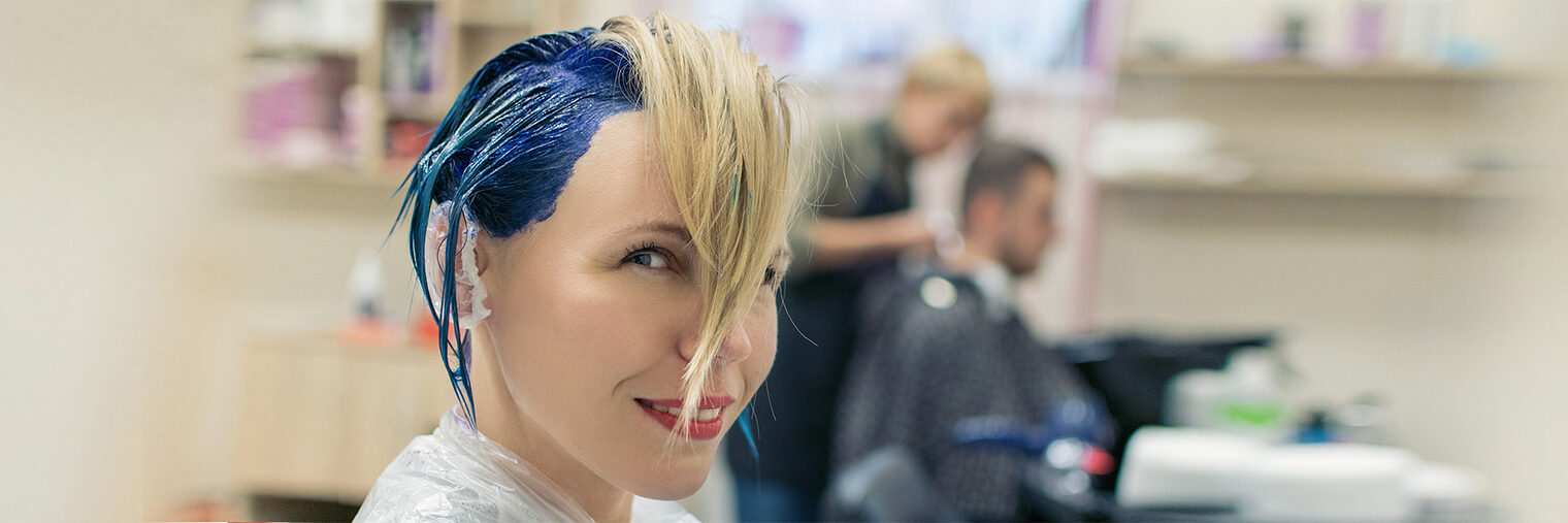 A woman is done coloring her head in blue at the hairdresser¿s salon. Change the image of a woman. Schlagwort(e): fashion, color, hair, beauty, care, hairstyle, female, beautiful, salon, style, dye, coloring, woman, haircut, bright, colorful, healthy, luxury, toned, dyed, blond, colour, palette, shiny, haircare, closeup, hairdresser, stylist, wellness, red, makeup, face, model, background, person, vivid, different, health, smooth, set, brown, sample, tint, portrait, glamour, various, styling, shampoo, hair care, barber