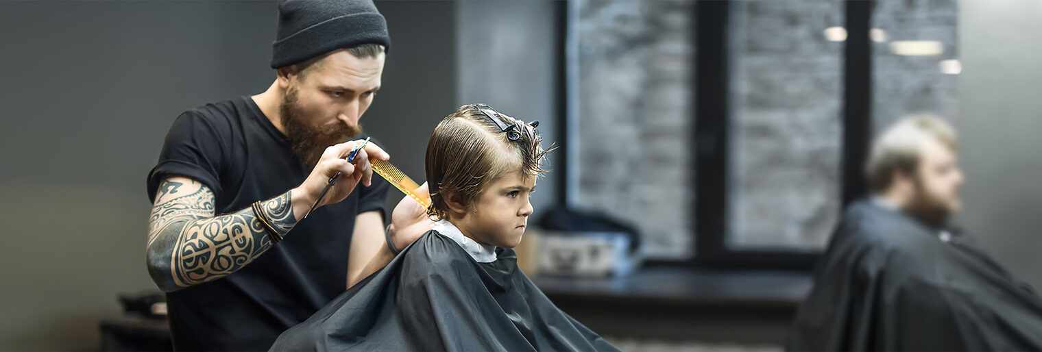 Haarschnitt für einen Jungen im Friseursalon. Bild: Andriy Bezuglov / fotolia.com