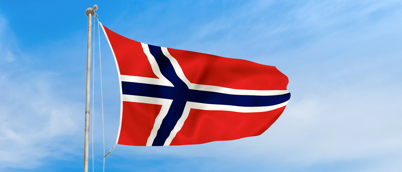Norway flag blowing in the wind over nice blue sky background Schlagwort(e): Norway, Norwegian flag, flag, banner, background, sky, pole, day, blue, cloud, summer, pattern, wave, pride, white, country, wind, cloudy, curve, fluttering, freedom, full, holiday, horizontal, illustration, independence, national, nobody, patriotism, stand, sunlight, symbol, three-dimensional