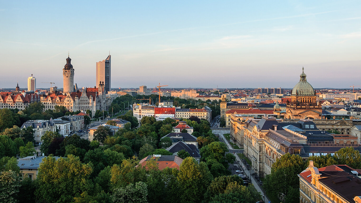 panoramic skyline of Leipzig with townhall and high court at sunset, Germany Schlagwort(e): Architecture, Germany, High court, Leipzig, Saxony, Skyline, blue, building, chapel, church, city, city hall, cityscape, color image, colorful, cultural, culture, dawn, day, dusk, europe, evening, famous, landmark, lookout, mission, no people, outdoors, photography, picturesque, roof, roof top, scenery, scenic, shrine, sightseeing, sky, sunset, tourism, tourist spot, tower, town, town hall, travel, tribunal, twilight, university, view