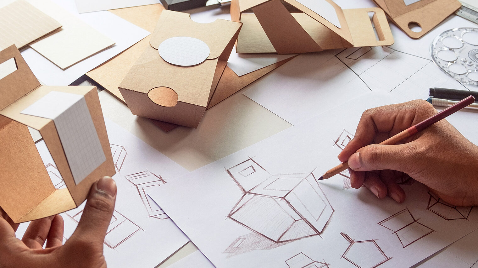 Designer sketching drawing design Brown craft cardboard paper product eco packaging mockup box development template package branding Label . designer studio concept . Schlagwort(e): product, packaging, package, design, designer, template, development, recycle, eco, paper, cardboard, drawing, recycling, pack, branding, sketching, process, mockup, business, creative, packing, art, box, concept, craft, creation, creativity, desk, gift, graphic, imagination, job, label, marketing, office, people, person, plan, pouch, production, professional, project, retail, sketch, style, work, working, workplace