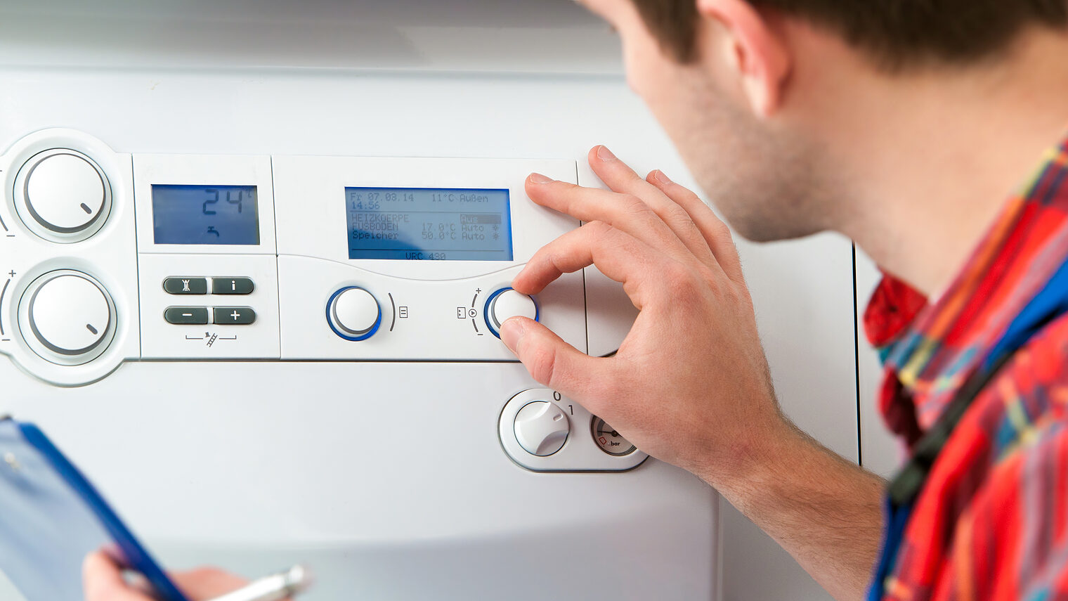 Technician servicing the gas boiler for hot water and heating Schlagwort(e): boiler, heating, house, water, room, control, energy, system, craftsman, job, maintenance, man, pipe, service, technician, aid, artisan, assistance, construction, fittings, fix, handyman, heater, home, hot-water, pipe fitter, plumber, plumbing, repair, repairman, thumbs up, tool, trouble-shooter, troubleshooter, upkeep, worker, workman, controlling, install, occupation, engineer, handiwork, fitter, check, tallyman, mechanic, installing, work, checklist, adjusting