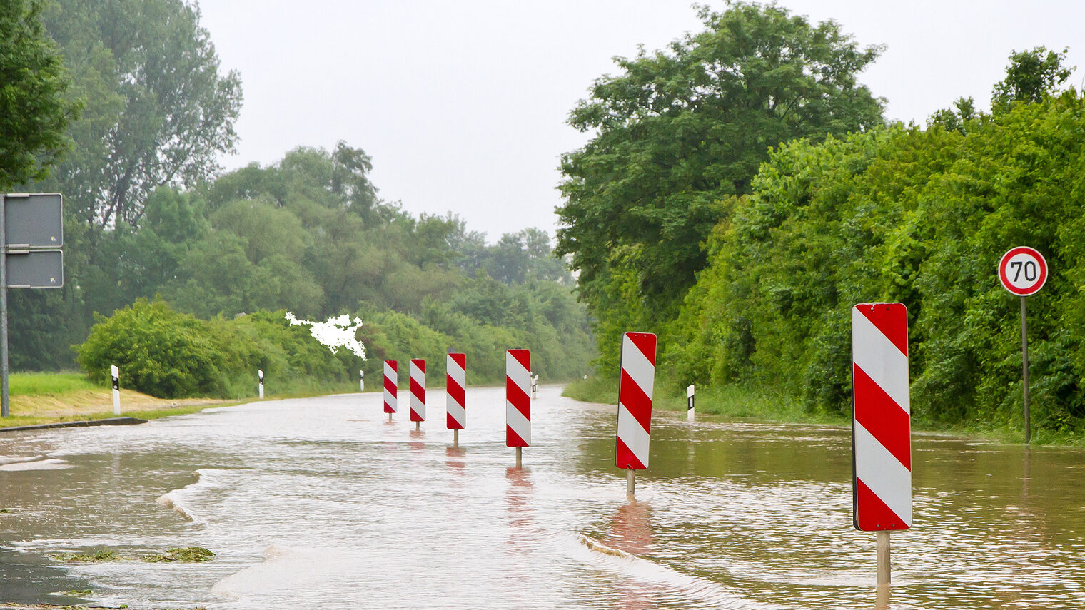 hochwasser, straße, fahrbahn, neckar, baden württemberg, wasser, fahrbahnmarkierung, unterwasser, katastrophe, überschwemmung, überschwemmen, flut, flutkatastrophe, dammbruch, überflutet, überflutung, verkehr, gesperrt, starkregen, straßenschild, regen, regenwetter, nass, trüb, unpassierbar, flussufer, weg, sicherheit, gefahr, straßenverkehr, autofahren, auto, sperrung, gefährlich, naturkatastrophe, versicherung, versichern, vorsorge, natur, damm, land, landunter, klimaveränderung, klima, umwelt, umweltschutz, schutz