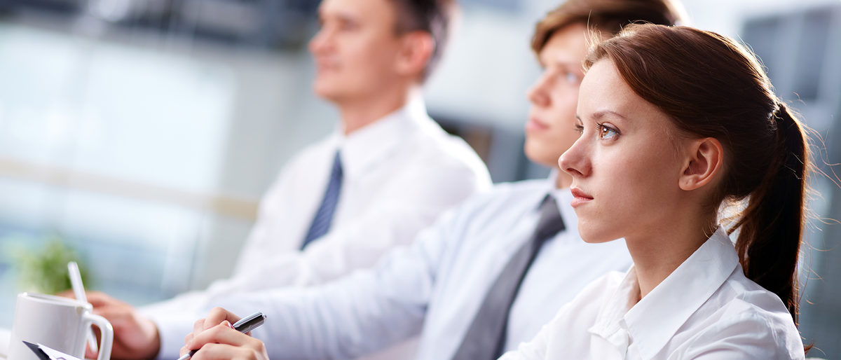 Row of business people attending a seminar and listening closely Schlagwort(e): people, person, lifestyle, Caucasian, business, businesswoman, businessman, male, female, man, woman, foreground, selective, focus, sitting, seated, education, training, seminar, conference, meeting, briefing, student, intern, knowledge, profile, team, colleagues, partners, co-workers, coworkers, associates, writing, concentrated, interested, corporate, corporation, teamwork, togetherness, together, indoor, inside, office, workplace, formal, management, staff, presentation, worker, young
