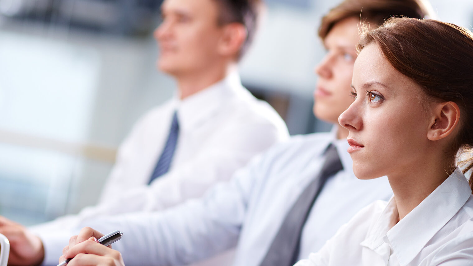 Row of business people attending a seminar and listening closely Schlagwort(e): people, person, lifestyle, Caucasian, business, businesswoman, businessman, male, female, man, woman, foreground, selective, focus, sitting, seated, education, training, seminar, conference, meeting, briefing, student, intern, knowledge, profile, team, colleagues, partners, co-workers, coworkers, associates, writing, concentrated, interested, corporate, corporation, teamwork, togetherness, together, indoor, inside, office, workplace, formal, management, staff, presentation, worker, young
