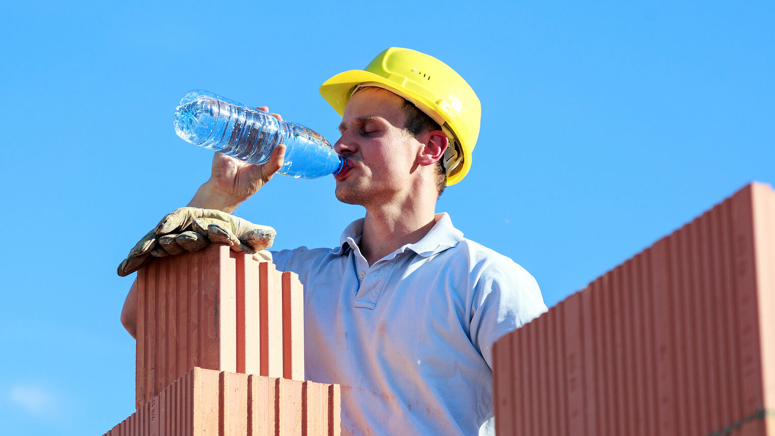 maurer, bauarbeiter, mann, hitze, durst, wasser, wasserflasche, trinken, flasche, schwitzen, trinkend, sommer, baustelle, heiss, erschöpft, kreislaufprobleme, pause, temperaturen, mauerwerk, backsteinwand, mauern, hausbau, aufbauen, rohbau, ziegelwand, industrie, ausgepowert, ausgenutzt, kraftlos, arbeitssicherheit, bauhelm, arbeitsschutz, men at work, berufsbekleidung, erwachsener, beruf, holding, männlich, stockwerk, arbeit, arbeitsplatz, arbeiter, freundlich, hochziehen, mauer, erfrischend, handwerker, handwerk, putz, verputzen