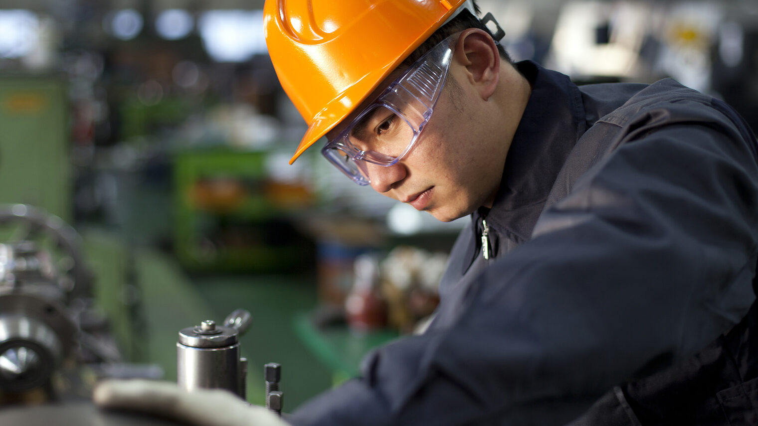 Technician working in factory Schlagwort(e): asian, automated, engineer, engineering, equipment, factory, hardhad, heavy, industrial, industry, instrument, labor, lathe, machine, man, manufacturing, mechanic, metal, metalwork, miller, operative, production, repairman, safety, serviceman, steel, technician, technology, worker, workman, workplace, workshop