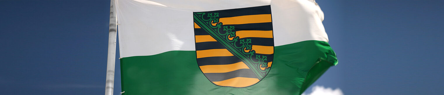 Fahne des deutschen Bundeslandes Sachsen Schlagwort(e): Sachsen, Bundesfahne, Bundesflagge, Länderfahne, Länderflagge, Fahne, Flagge, Fahnenmast, Flaggenmast, Mast, Staatssymbol, Ländersymbol, national, Deutschland, Bundesland, deutsch, sachsen, bundesfahne, bundesflagge, länderfahne, länderflagge, fahne, flagge, fahnenmast, flaggenmast, mast, staatssymbol, ländersymbol, national, deutschland, bundesland, deutsch