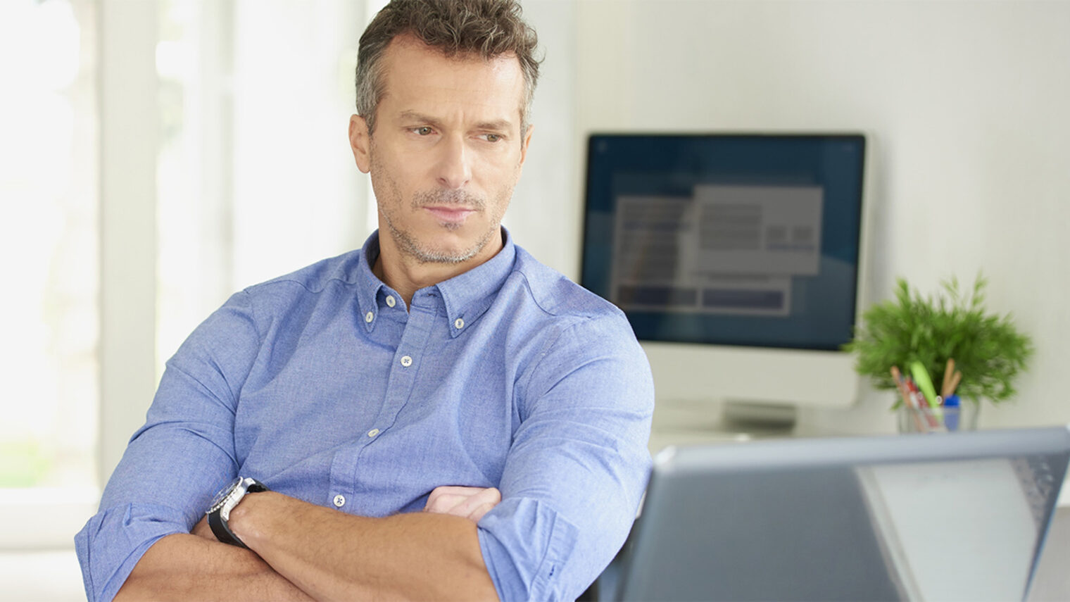 Handwerker / Unternehmer im Büro vor dem Computer. Bild: sepy / stock.adobe.com