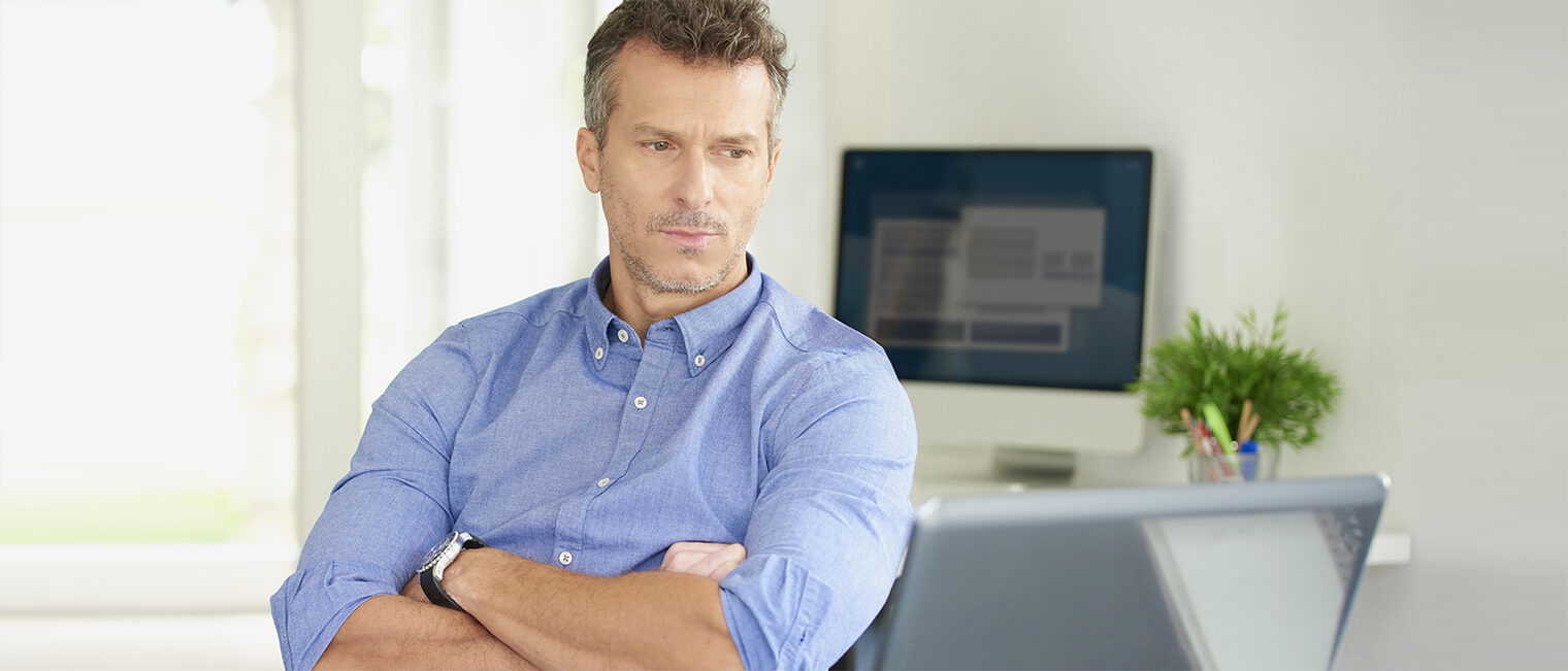 Handwerker / Unternehmer im Büro vor dem Computer. Bild: sepy / stock.adobe.com