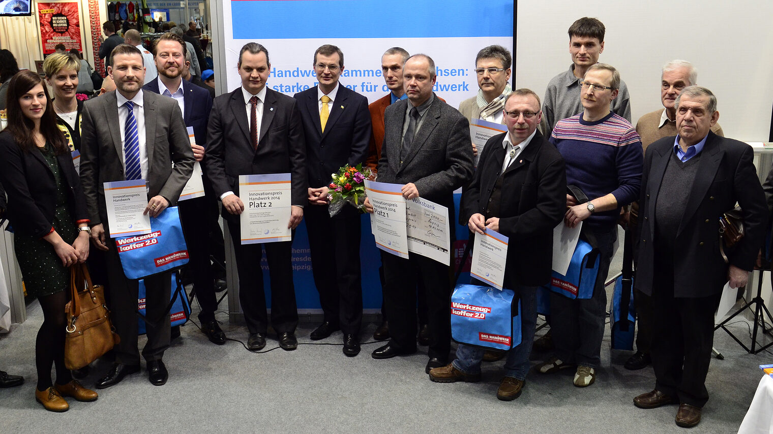 Die Bewerberschar des Innovationspreises Handwerk 2014 mit Hartmut Fiedler, Staatssekretär im sächsischen Staatsministerium für Wirtschaft, Arbeit und Verkehr.