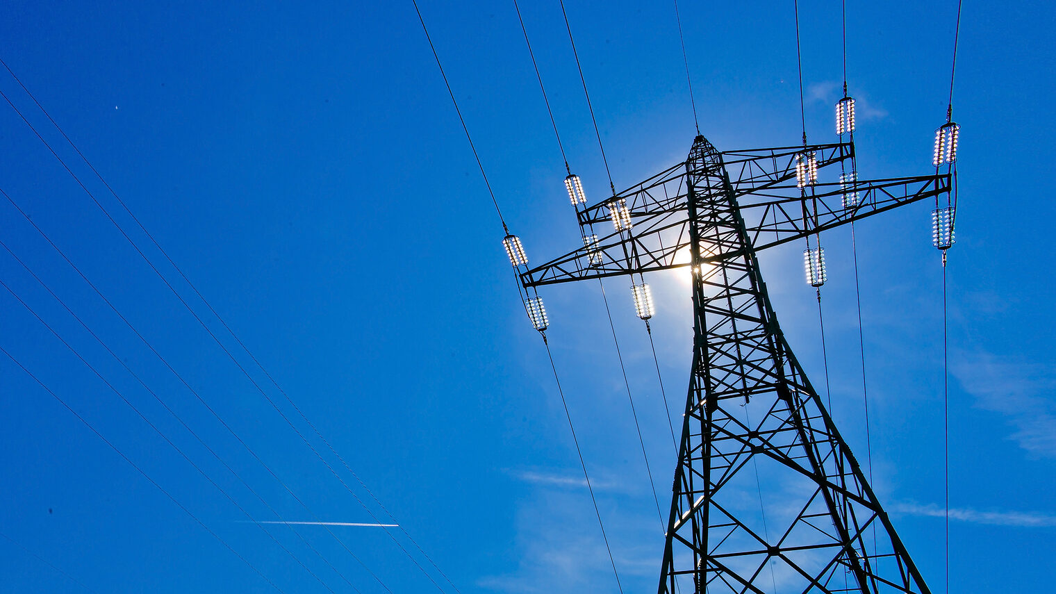 Ein Strommast einer Hochspannungsleitung mit Sonne vor blauem Himmel Schlagwort(e): Stromleitung, Strom, Strommast, Hochspannungsleitung, Energie, Stromerzeugung, Erzeugung, Sonnenenergie, Solarstrom, Himmel, blauer, blauem, Sonne, Solarenergie, Alternativenergie, alternative, Produktion, Stromproduktion, Strommasten, Hochspannungsmasten, Leitung, Hochspannungsmast, Mast, Freileitung, Kabel, Stromkabel, Masten, Elektroversorgung, Überlandleitung, Versorgung, pylon, Hochspannung, Atomkraft, Fernübertragung, Übertragung, Fernleitung, Stromnetz, Infrastruktur, Kraftwerk, Elektrosmog, Wirtschaft, Stromverbrauch, Strombedarf, Stromkosten, Elektrizität, Stromversorgung, Strompreis, elektrische