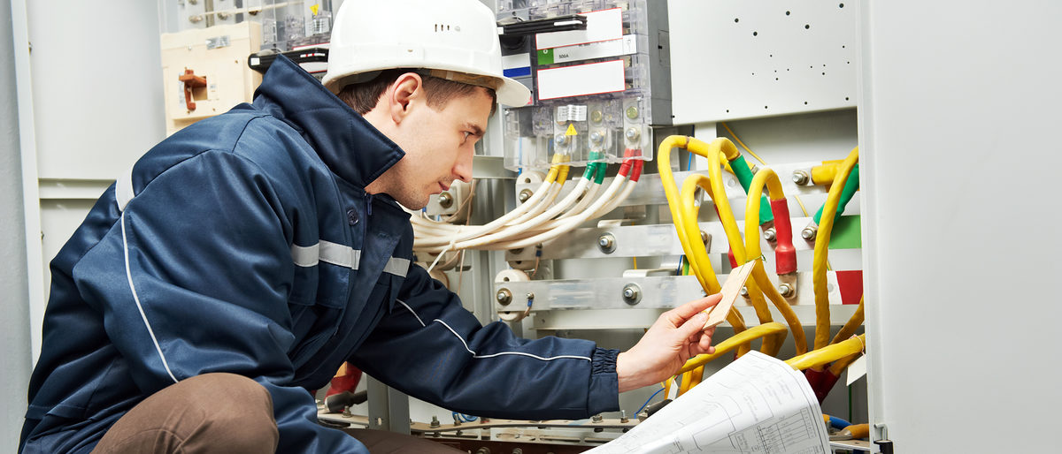 Electrician builder at work inspecting cabling connection of high voltage power electric line in industrial distribution fuseboard Schlagwort(e): equipment, electrician, technician, electricity, industry, laborer, tool, engineer, work, working, power, repairman, mechanic, cable, installing, wiring, man, construction, repairing, maintenance, industrial, panel, checking, professional, mounting, assembling, adjustment, services, Cabling, connecting, Troubleshooting, fix, builder, inspector, tester, actuator, fuseboard, layout, current, switch, zzzaheaaameleedhfpdbdgdedefpgefpgo