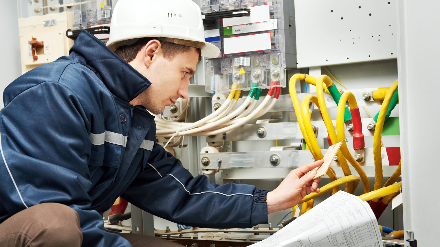 Electrician builder at work inspecting cabling connection of high voltage power electric line in industrial distribution fuseboard Schlagwort(e): equipment, electrician, technician, electricity, industry, laborer, tool, engineer, work, working, power, repairman, mechanic, cable, installing, wiring, man, construction, repairing, maintenance, industrial, panel, checking, professional, mounting, assembling, adjustment, services, Cabling, connecting, Troubleshooting, fix, builder, inspector, tester, actuator, fuseboard, layout, current, switch, zzzaheaaameleedhfpdbdgdedefpgefpgo