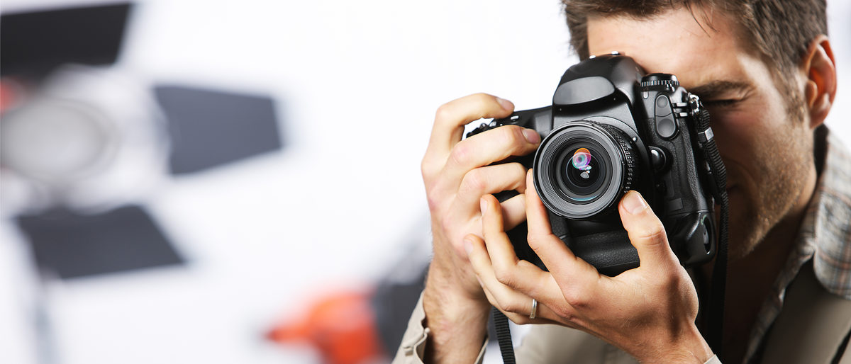 Young man taking photo with professional digital camera, focus on hand and lens Schlagwort(e): Adult, Camera, Concentration, Copy Space, Digital Camera, Expertise, Focus, Hobbies, Holding, Horizontal, Indoors, Lens, Lighting Equipment, Man, Occupation, Photo Shoot, Photographer, Photographic Equipment, Photographing, Photography, Professional Occupation, Skill, SLR Camera, Studio, Studio Shot, Young man, adult, camera, concentration, copy space, digital camera, expertise, focus, hobbies, holding, horizontal, indoors, lens, lighting equipment, man, occupation, photo shoot, photographer, photographic equipment, photographing, photography, professional occupation, skill, slr camera, studio, studio shot, young man