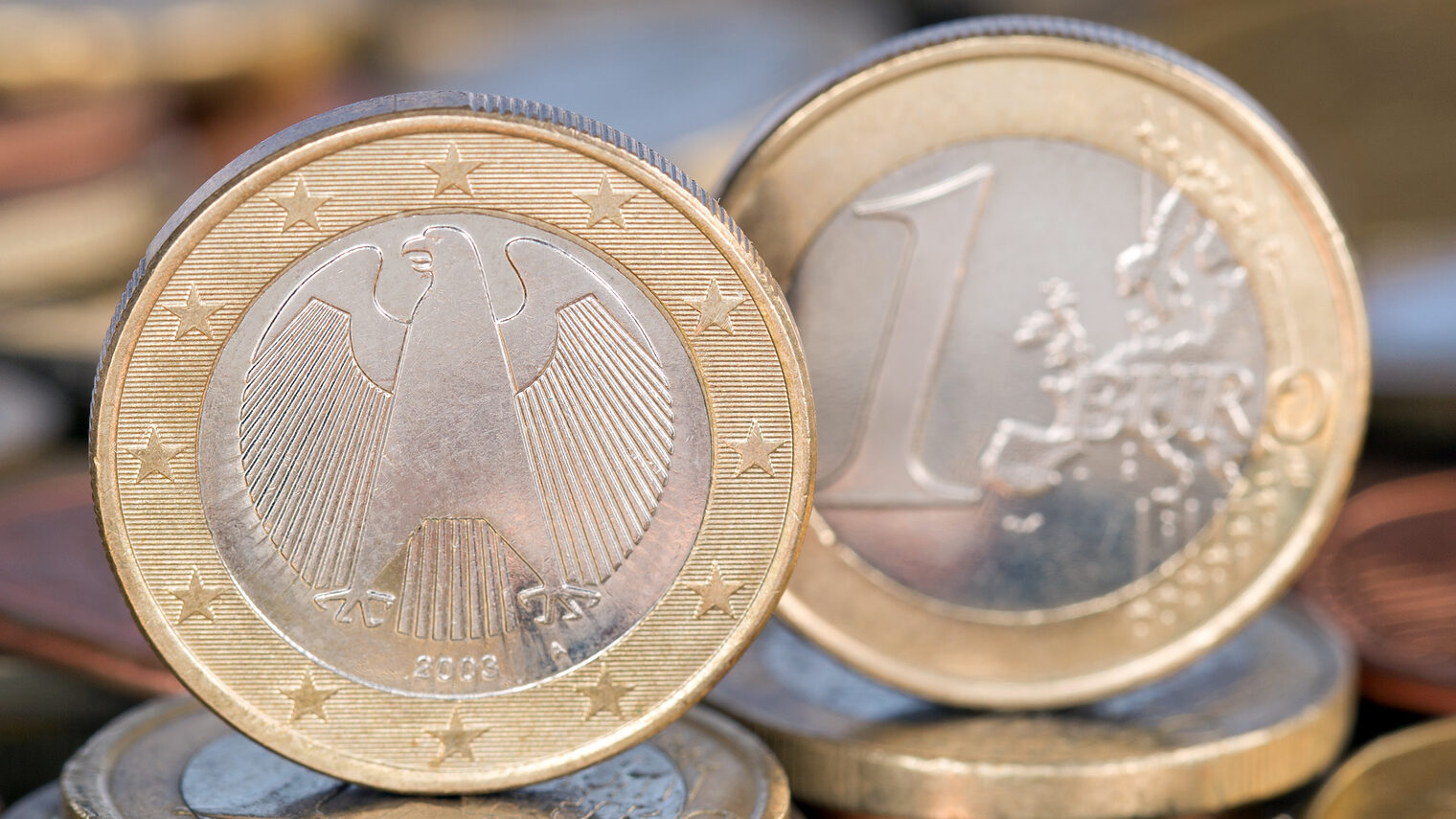 Eine ein Euro Münze aus Deutschland Schlagwort(e): Geld, Euro, Deutschland, Münze, 1, ein, Münzen, Währung, Euros, zahlen, bezahlen, Finanzen, Business, Wirtschaft, Finanzierung, finanzieren, Bank, Banken, EU, Europäische Union, Europa, Geldmünze, Geldmünzen