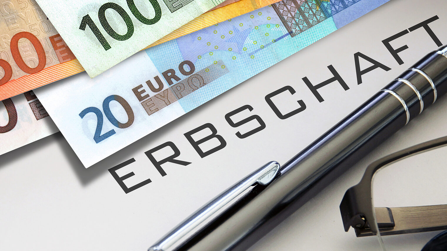 erbschaftssteuer, testament, erbe, letzter wille, erben, notar, vererben, vertrag, kinder, ehefrau, hinterlassenschaft, vermögen, haus, hof, geld, aktien, kapital, nachfolge, nachfolgeregelung, unterschrift, verstorben, einkommen, gehalt, lohn, sparen, kredit, versicherung, bank, sparkasse, vergütung, kugelschreiber, brille, euro, rechnung, ausgaben, einnahmen, gewinn, steuern, buchhaltung, wert, schreiben, veröffentlichen, papier, wertvoll, verschicken, versenden, post, informieren, erklären, klarheit schaffen