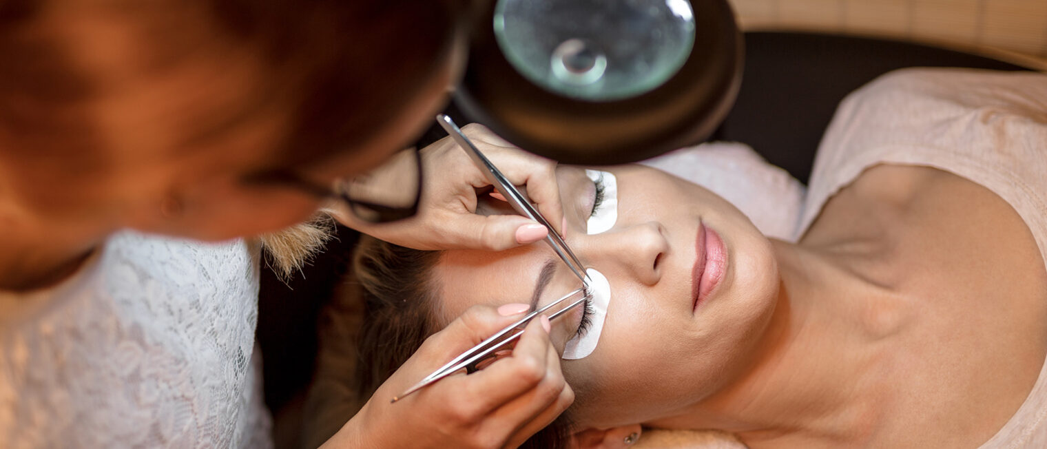 Wimpernverlängerung / Lash Extension beim Kosmetiker oder Friseur. Bild: Milan Markovic / fotolia.com