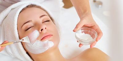 Gesichtsmaske im Kosmetiksalon. Bild: Studio Romantic / stock.adobe.com