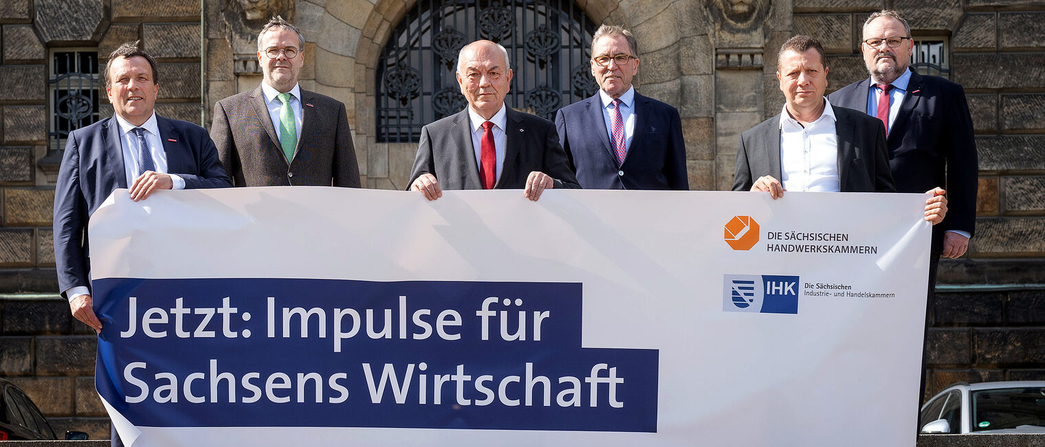 Die sechs Präsidenten von sächsischen Wirtschaftskammern stehen mit einem Banner vor der Sächsischen Staatskanzlei in Dresden. Foto: ronaldbonss.com /Ronald Bonss Schlagwort(e): Sachsen, Dresden