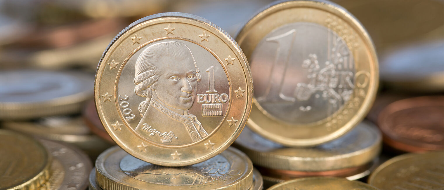 Eine ein Euro Münze aus dem EU Land Österreich mit Mozart Schlagwort(e): Geld, Euro, Österreich, Münze, Münzen, Mozart, Wolfgang Amadeus Mozart, 1, ein, Austria, Währung, Euros, zahlen, bezahlen, Finanzen, Business, Wirtschaft, Finanzierung, finanzieren, Bank, Banken, kaufen, kauf, kosten, EU, Europäische Union, Europa, Geldmünze, Geldmünzen