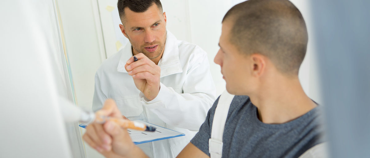 Maler mit Auszubildendem. Bild: auremar / stock.adobe.com