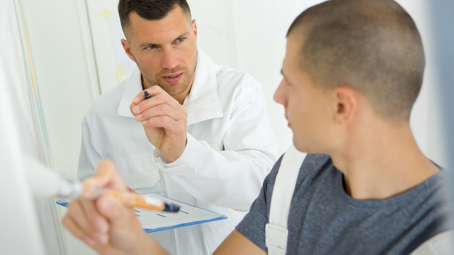 Maler mit Auszubildendem. Bild: auremar / stock.adobe.com