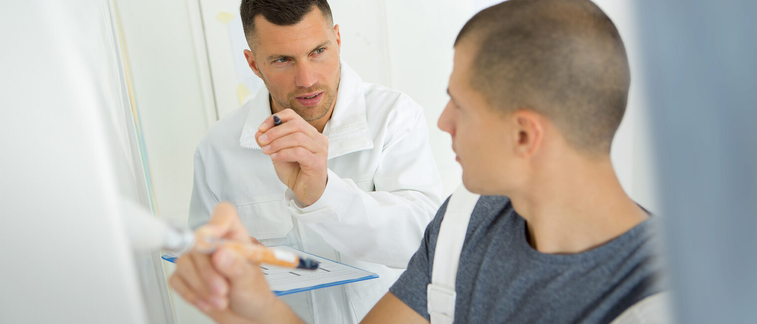 Maler mit Auszubildendem. Bild: auremar / stock.adobe.com