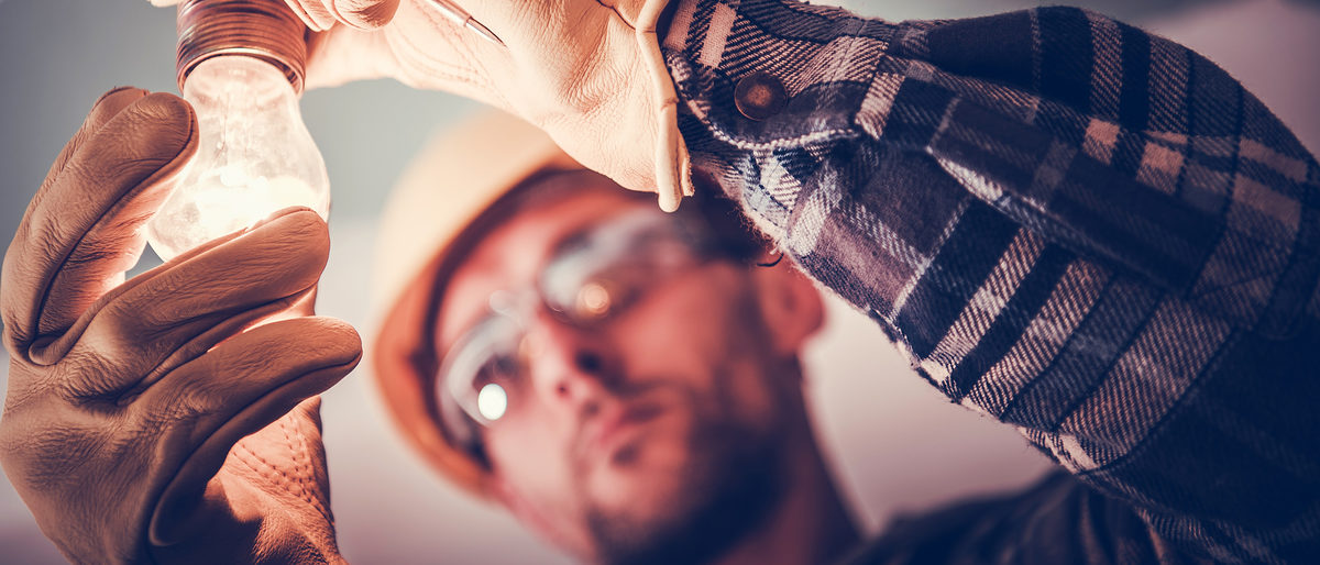 Electrician Fixing the Light Inside Remodeled Apartment. Construction Theme. Schlagwort(e): electrician,cable,electric,light bulb,lighting,construction,job,, electrician, cable, electric, light bulb, lighting, construction, job, work, working, labor, remodeling, residential, commercial, industrial, industry, material, voltage, watt, volt, installator, installation, outlet, men, worker, technician, professional, occupation, builder, handyman, horizontal