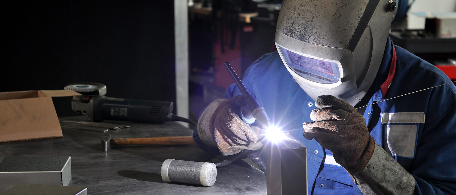 Schweißen, schweissen, schweißer, Maschinenbau, Industrie, werkstatt, metallbau, arbeitsschutz, stahlbau, arbeitsplatz, werkbank, verarbeitung, metall, bearbeitung, stahl, konstruktion, helm, schutzkleidung, arbeiter, arbeitskraft, mann, handschuh, schweißgerät, werkstück, werkstücke, schweißmaschine, arbeiten, arbeitnehmer, handwerker, industriearbeiter, glühen, ausbildung, job, arbeitskraft, hitze, licht, lichtkegel, mitarbeiter, flamme, lichtblitz, gewerblich, facharbeiter, meister, facharbeitermangel, beruf, ausbildung, fachmann, konstruktion, handwerk, schlosserei, arbeit, werkzeug