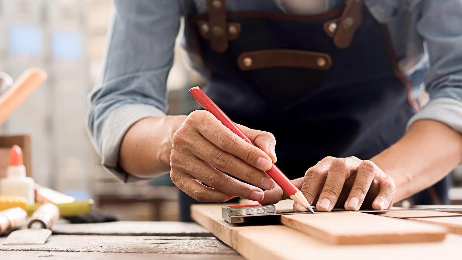Carpenter working with equipment on wooden table in carpentry shop. woman works in a carpentry shop. Schlagwort(e): builder, building, cabinet, carpenter, carpentry, circular, construction, craft, crafts, craftsman, dust, electric, equipment, hands, industry, joiner, journeyman, lumber, machine, machinery, maker, male, man, manual, one, person, plank, rotary, safety, sawdust, sawing, sawmill, shavings, shop, timber, tool, tools, turning, wood, wooden, woodman, woodwork, woodworker, woodworking, work, workbench, worker, working, workplace, workshop, craft, carpenter, carpentry, construction, crafts, craftsman, dust, electric, equipment, hands, industry, joiner, journeyman, lumber, machine, machinery, maker, male, man, manual, one, person, plank, rotary, safety, sawdust, sawing, sawmill, shavings, shop, timber, tool, tools, turning, wood, wooden, woodman, woodwork, woodworker, woodworking, work, workbench, worker, working, workplace, workshop, builder, building, cabinet