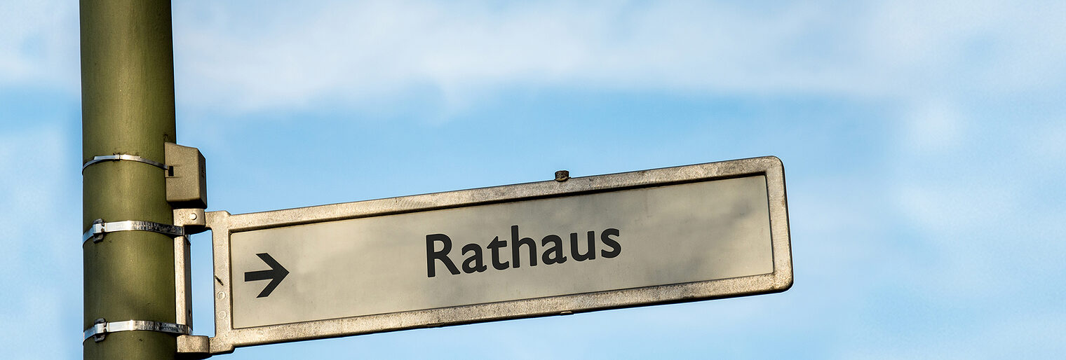 Rathausschild. Bild: Thomas Reimer / stock.adobe.com