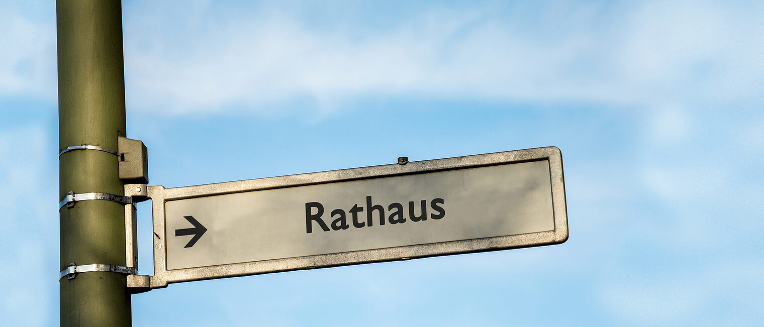 Rathausschild. Bild: Thomas Reimer / stock.adobe.com