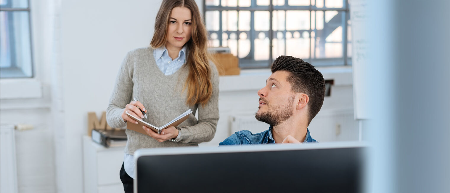 Diskussion im Büro vor dem Rechner. Bild: contrastwerkstatt / stock.adobe.com